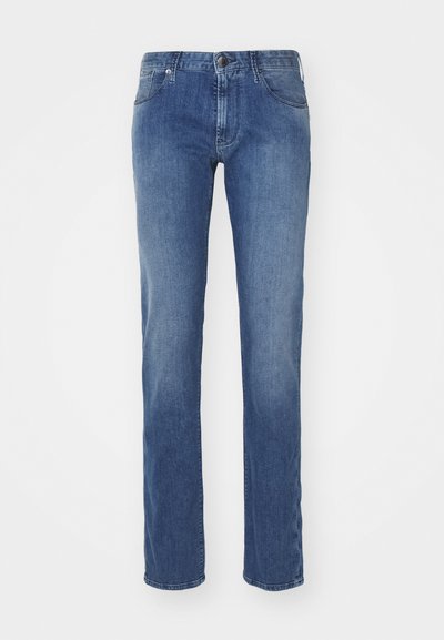 Jeans de ganga azul com corte reto, apresentando bolsos frontais, fecho de botão e um design clássico de cinco bolsos. Textura suave.