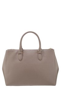Bolso de mano de cuero beige con una forma estructurada, dos asas superiores, cierre de cremallera y una superficie texturada sutil. Accesorios en tono dorado.