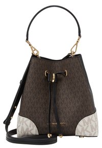 Borsa a secchiello marrone con dettagli neri, dotata di chiusura a coulisse, hardware dorato e una base in crema con pattern che mostra il logo del marchio.
