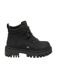 Černé kotníkové boty vyrobené z hladkého syntetického materiálu, s pevným gumovým podešvem s výrazným vzorkem a černými tkaničkami.