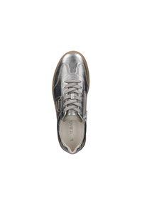 Metallisch silberner Sneaker mit runder Zehenpartie, grauen Schnürsenkeln und strukturierter Oberfläche. Verfügt über eine sandfarbene Gummisohle und einen seitlichen Reißverschluss-Details.
