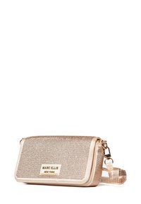 Clutch bag in rete dorato con forma rettangolare, chiusura a patta magnetica e tracolla removibile. Include una placca con logo sulla parte anteriore.