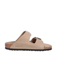Beige Birkenstock sandal med to �åbne remme, kork-såler og sort gummiydersål. Har en metalspænde detalje til justering.