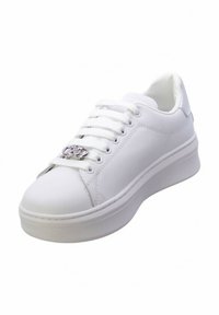 Sneakers bianchi con una parte superiore in sintetico liscia, design con lacci, punta arrotondata, suola piatta e dettagli metallici decorativi sulla linguetta.