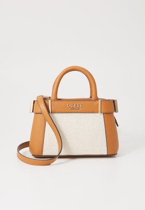 Borsa a tracolla in finta pelle color tan con un pannello di un beige chiaro texturizzato, doppi manici superiori, tracolla regolabile e dettagli in hardware color oro.