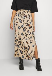 Beige midi sukně s širokým elastickým pasem a šňůrkou, která má barevný leopardí vzor a boční rozparek pro snadný pohyb.