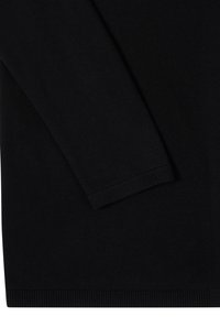 Pull en tricot noir à manches longues avec poignets et ourlet côtelés, posé à plat, montrant la texture du tissu et le détail de la manche.