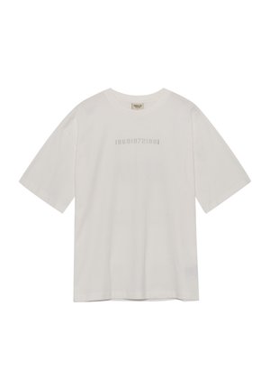 Hvid bomulds t-shirt med korte ærmer, med prægede tekster "196819721980" centreret foran og et lille logo mærke på kanten.
