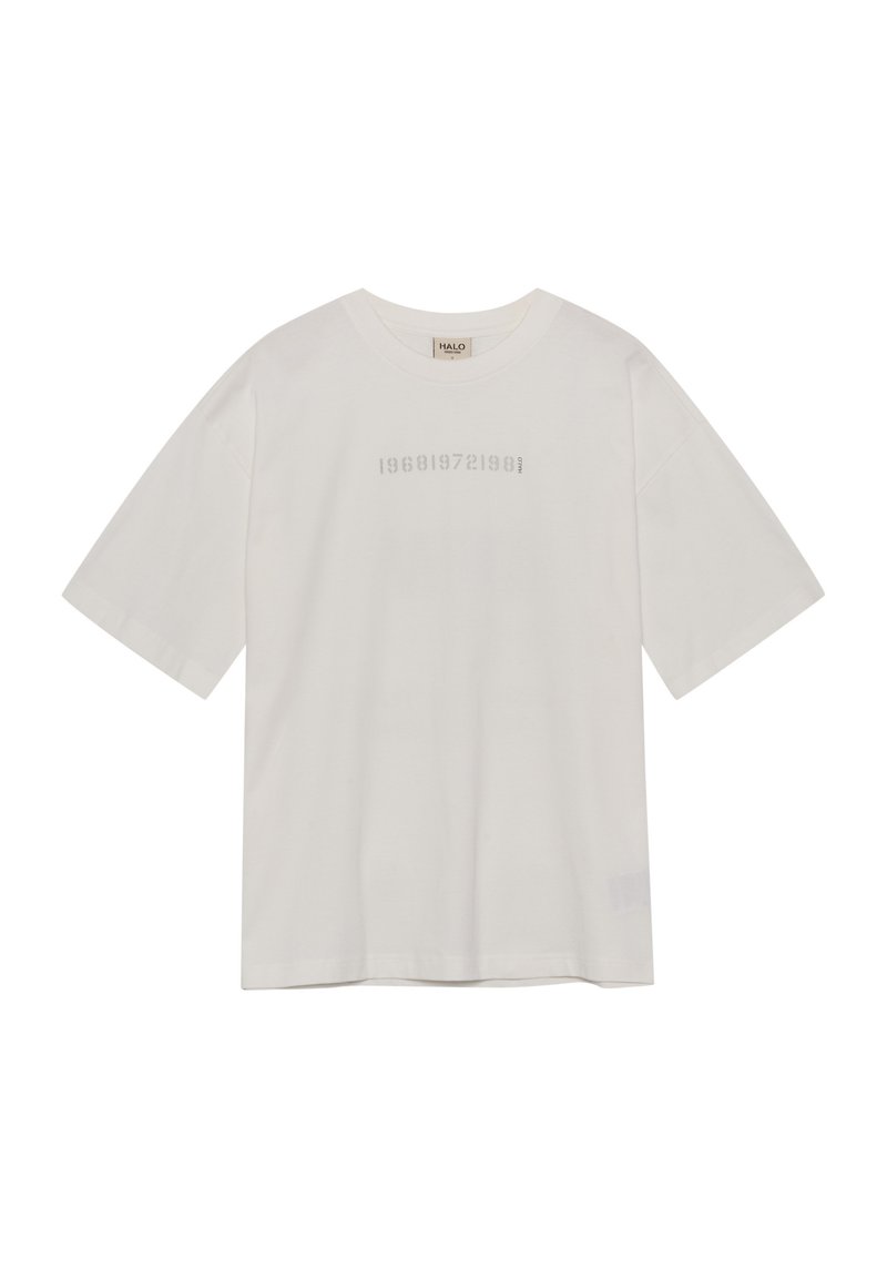 Witte katoenen t-shirt met korte mouwen, voorzien van reliëftekst "196819721980" gecentreerd op de voorkant en een klein logolabel aan de zoom.