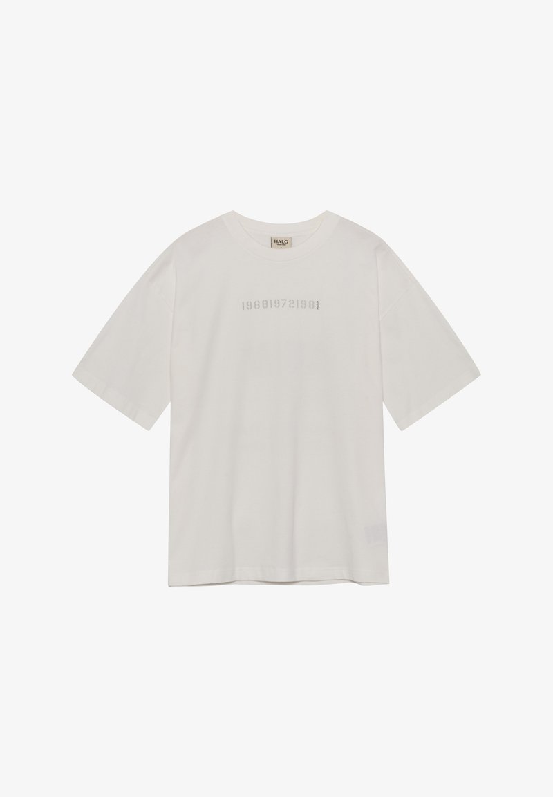 Biała bawełniana koszulka z krótkim rękawem, z wytłoczonym tekstem "196819721980" umieszczonym na środku przodu oraz małą metką z logo na dolnym brzegu.