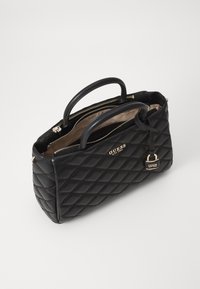 Borsa a tracolla nera trapuntata con due manici, chiusura con zip e hardware dorato. Caratterizzata da un dettaglio del logo e una fodera interna liscia.