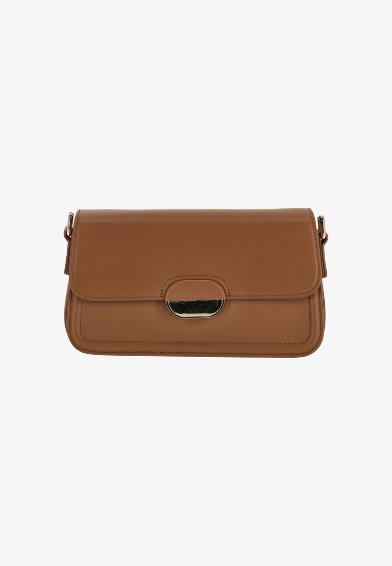 Brun läderclutch med klaffstängning och guldfärgad detalj. Slät yta med sydda detaljer längs kanterna.