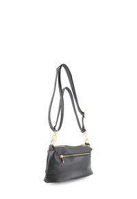 Sort læder crossbody taske med struktureret overflade, der har guldtonede lynlåse og hardware samt en justerbar rem for nem brug.