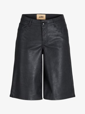Črne kratke hlače iz umetnega usnja s ravnim sprednjim delom, gumbnim zapiranjem in poševnimi žepi. Značilna je gladka tekstura in dolžina do kolen.