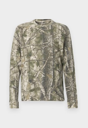 Chemise à manches longues avec un motif camouflage terreux ; tissu texturé côtelé dans des nuances de vert, marron et beige ; col rond.