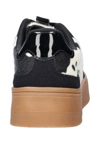 Lage sneakers met een zwart stoffen bovenwerk, een paneel met een koeienhuidpatroon en een rubberen gumzool. Kenmerkt zich door een gladde zwarte hak en getextureerde accenten.