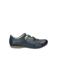 Zapato plano de cuero azul oscuro con detalles recortados y cordones sobre una suela beige, mostrado en perfil lateral izquierdo.