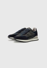 Adidași bleumarin din suede și piele sintetică. Au o talpă texturată, șireturi contrastante și un guler căptușit pentru confort.