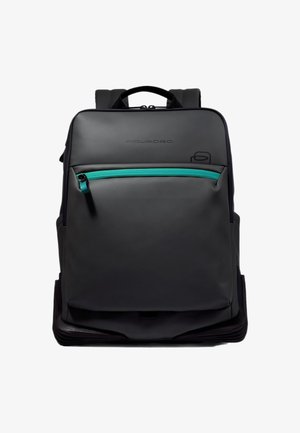 Zaino nero con finitura testurizzata, dotato di una tasca con cerniera turchese prominente, spallacci imbottiti e base strutturata.