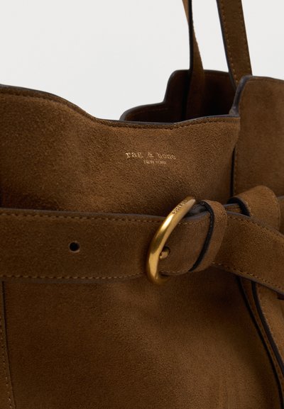 Καφέ τσάντα tote από σουέντ με ρυθμιζόμενο λουράκι που διαθέτει αγκράφα σε χρυσό τόνο και το λογότυπο "rag & bone New York" χαραγμένο εσωτερικά.