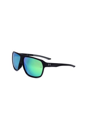 Occhiali da sole in plastica nera con lenti specchiate verde-blu e logo Under Armour sulla stanghetta, mostrati su sfondo bianco.
