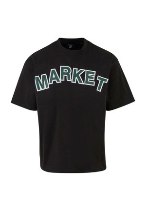 Zwarte T-shirt met korte mouwen, voorzien van opvallende witte en groene tekst "MARKET" over de voorkant. Gemaakt van zachte katoen. Ronde halslijn.