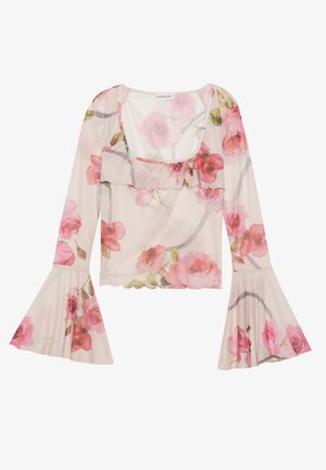 Blommig blus i transparent tyg, med bellärmar, en rynkad halsringning, rosa rosor och en lätt, luftig design.