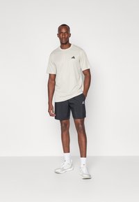 adidas Performance TRAIN ESSENTIALS - Sportfelső - alumina/black