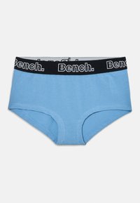 Lyseblå damestripper med svart elastisk liv, prydet med gjentatte hvite "Bench."-logoer.