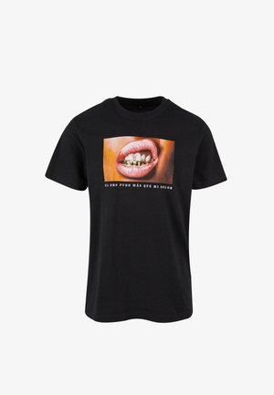 Čierne bavlnené tričko s grafikou otvorených úst so zlatými zubami a ružovými perami, pod ktorými je biele písmo na farebnom pozadí.