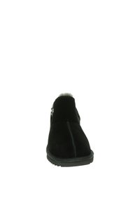 Botín de ante negro con punta redonda, costuras decorativas, forro de pelo suave en el cuello y suela de goma texturizada.