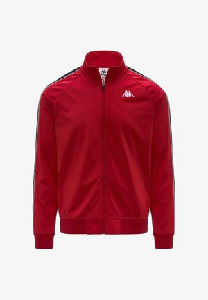 Chaqueta deportiva roja con cremallera, hecha de un tejido suave, presenta franjas laterales negras y un pequeño logo blanco en la parte superior izquierda del pecho.