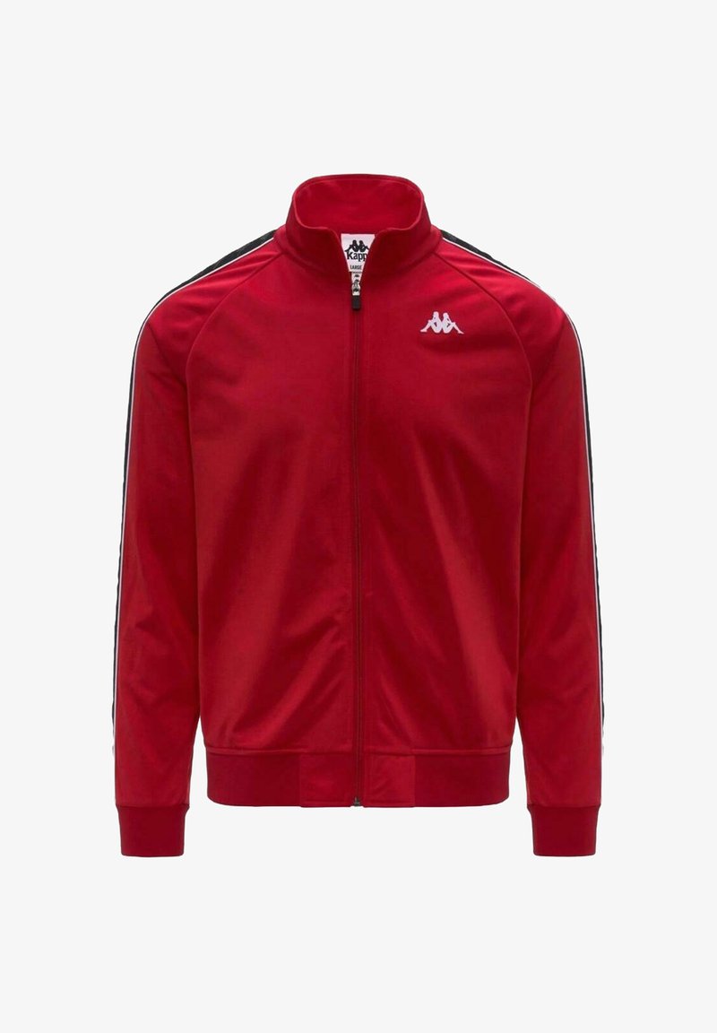 Giacca a track rossa con zip, realizzata in tessuto liscio, presenta strisce laterali nere e un piccolo logo bianco nella parte superiore sinistra del petto.