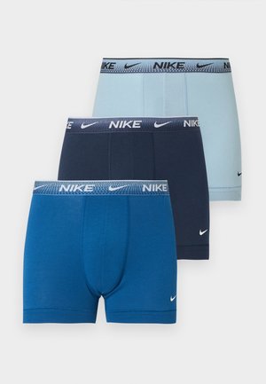 Tri para Nikenih bokser hlačk v modri, mornarsko modri in svetlo modri barvi z logotipi Nike na pasu in majhnimi logotipi Nike Swoosh.