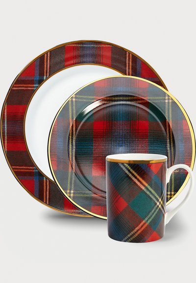 Zestaw ceramiki składający się z trzech elementów: talerza obiadowego i talerza sałatkowego z czerwonym wzorem w tartan, kubka z uchwytem oraz złotymi akcentami.