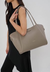 Grijze, getextureerde lederen totebag met twee lange handvaten, voorzien van een voorvak en subtiele gouden logodetails.