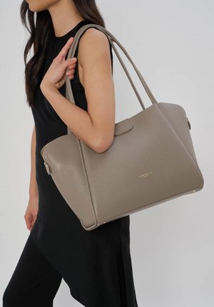 Sac fourre-tout en cuir texturé gris avec deux longues poignées, doté d'une poche avant et de détails subtils de logo en or.