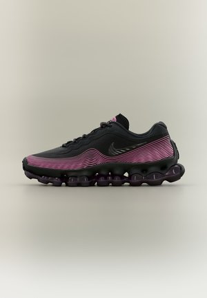 Baskets Nike noires et roses avec un motif ondulé sur le côté et une semelle texturée, conçues pour la course ou un usage quotidien.