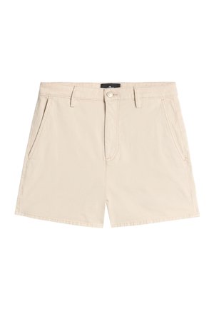 Shorts beige in cotone con tasche frontali, passanti per cintura e chiusura con bottone, disposti distesi su uno sfondo bianco.