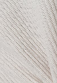 Witte gebreide stof met fijne verticale ribbels, een zachte textuur en een lichte uitstraling, geschikt voor warme en comfortabele kleding.