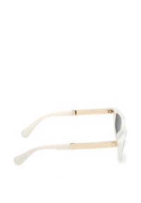 Occhiali da sole bianchi con lenti grigie, caratterizzati da una finitura lucida, dettagli metallici dorati e una forma del telaio rettangolare distintiva.