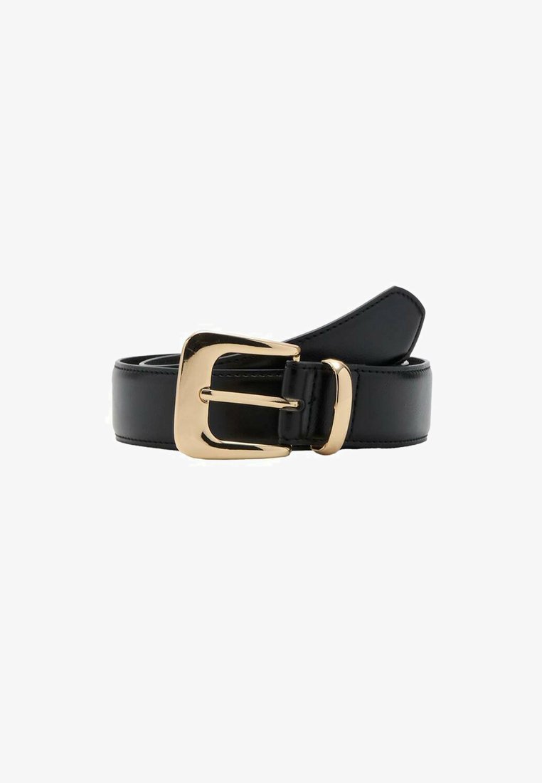 Zwarte leren riem met een rechthoekige gouden gesp. Gladde textuur en klassiek ontwerp, geschikt voor verschillende outfits.