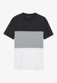 Tricou pentru bărbați, disponibil în culorile negru, gri și alb; mâneci scurte; gât rotund; prezintă un design cu blocuri de culoare orizontale pe pieptul superior.