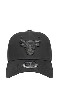 Gorra de béisbol negra con un logo de toro bordado en relieve en la parte frontal, con visera curva y correa ajustable para el ajuste del tamaño.