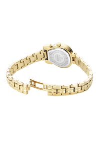 Reloj de metal dorado que presenta una pulsera con eslabones, una caja ovalada y una parte posterior detallada con el logo de la marca y la información. Cierre visible.