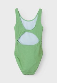 Grüner Badeanzug mit strukturiertem, glänzendem Finish. Verfügt über ein Ausschnitt-Design und ein hellblaues Innenfutter. Hergestellt aus dehnbarem Material.
