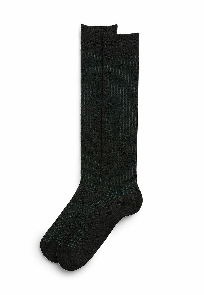 Czarne skarpetki do kolan z cienkimi zielonymi pionowymi paskami, gładką teksturą i wygodnym ściągaczem na górze.