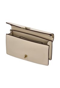 Beige leren clutch met bruine biezen, open klep die de binnenvakken en goudkleurige sluiting onthult.