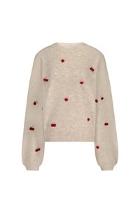 Beige kurzem Pullover mit langen Ärmeln, der rot-rosa Bommel-Kirschdesigns, die über die Vorderseite verteilt sind, zeigt. Weiche Textur.