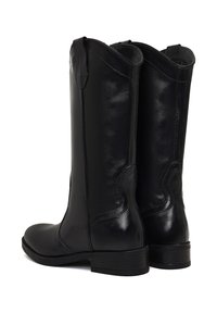 Stivali neri in pelle al ginocchio con una finitura liscia, punte arrotondate, tacchi impilati e dettagli di cucitura discreti sui lati.